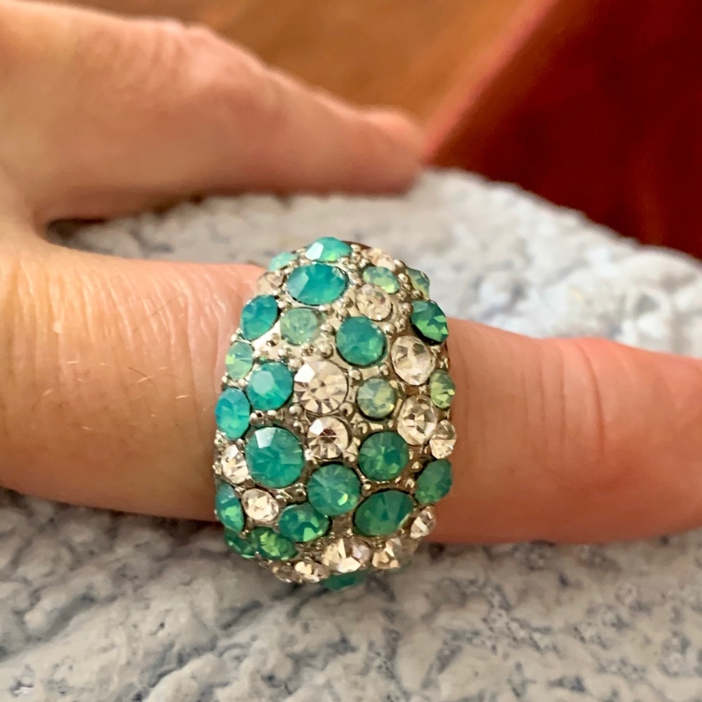 Pretty green and crystal silver ring 7-8 sz